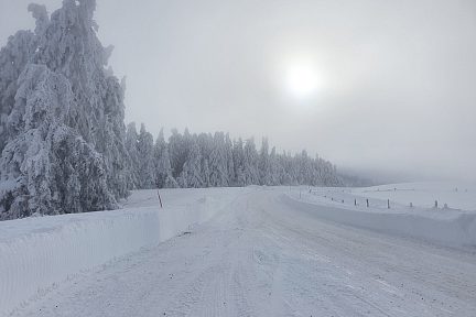 La route gelée et enneigée qui va à Laguiole