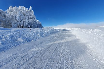 La route très enneigée qui mène à la station de ski de Laguiole
