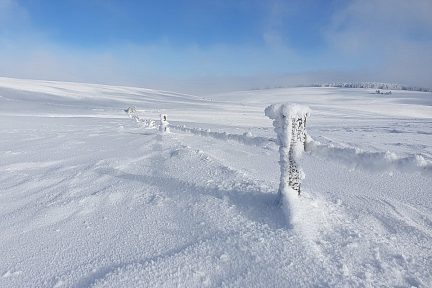Passage de fils barbelés en raquettes à neige