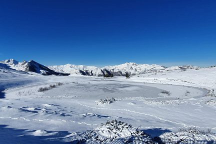 Lac de Soum sous la neige en hiver