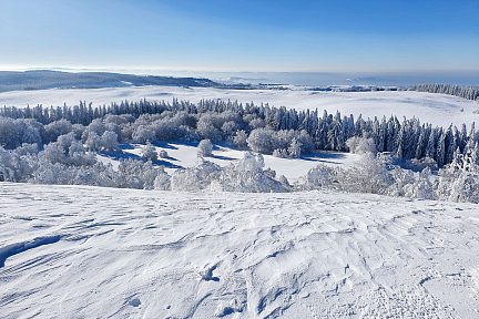 Depuis ce plateau la vue porte loin, jusqu'au Lévézou