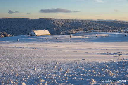 Buron sous la neige dans le soleil du soir