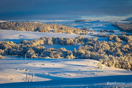Le soleil se couche sur la neige d'Aubrac