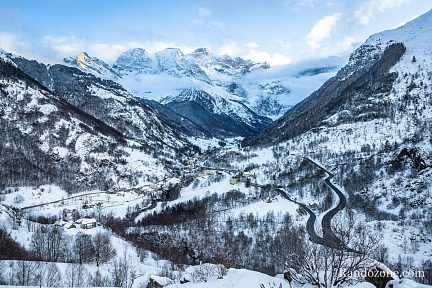 Village et cirque de Gavarnie sous la neige