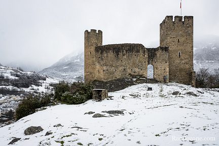 Château de Luz Saint Sauveur avec un peu de neige