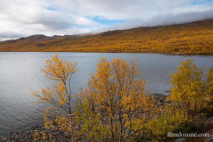 Au bord du lac Abiskojaure en Suède