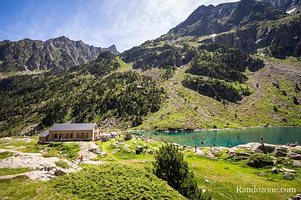 Lac et refuge d'Estom en juillet