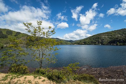 Au bord du lac de  Villefort en Lozère