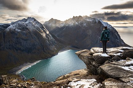 Plage de Kvalvika depuis la montagne de Ryten