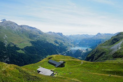 Refuge de la Martin - vue sur le Lac et le barrage du Chevril 