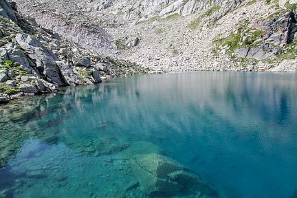 Belle couleur du Grand lac d'Ardiden au pied du pic d'Ardiden