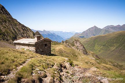 Cabane de Maucapéra qui domine la vallée