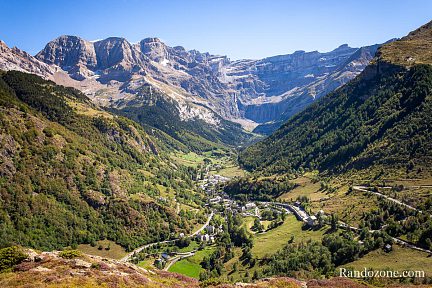 Village de Gavarnie dominé par le cirque et les sommets de plus de 3000 mètres d'altitude