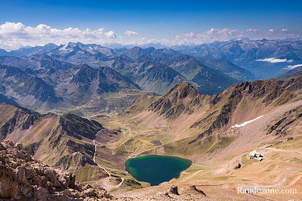 Lac d'Oncet et sommets des Pyrénées vus du pic du Midi de Bigorre