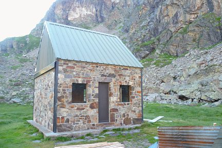 Cabane de Prat Caseneuve (2020 m) en travaux - 12 07 2012