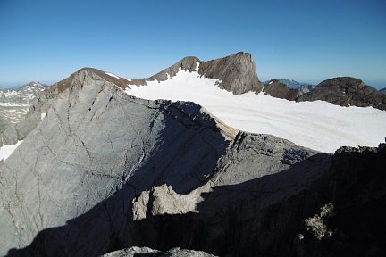 Montferrat (3219 m), vue depuis son sommet sur le Vignemale