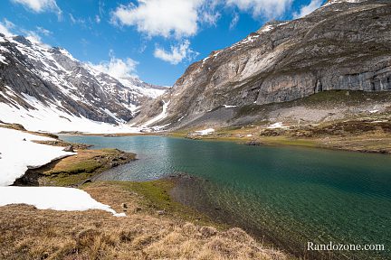 Lac d'Ossoue avec un peu de neige