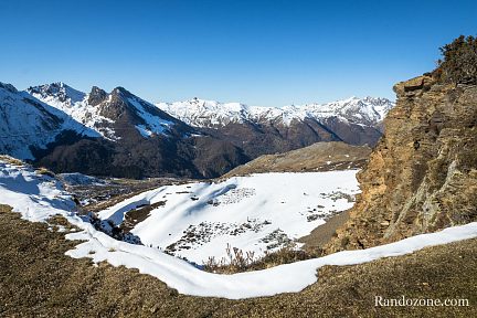 Depuis la crête, le sentier par lequel je vais faire la boucle