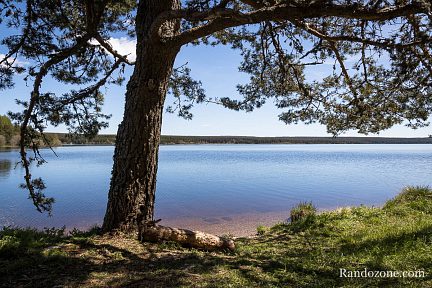 On marche au bord du lac du Charpal