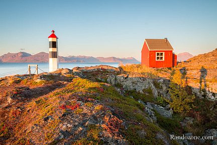 Devant le phare en Norvège