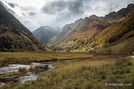 Vallée au bout du lac d'Estaing