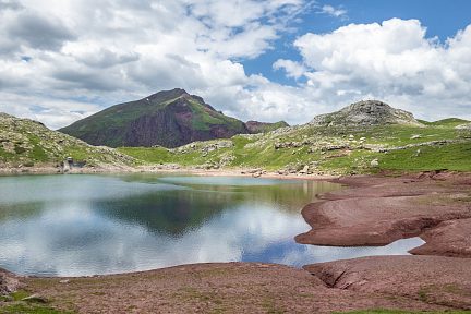 Lac d'Estaens en juin, vue 1