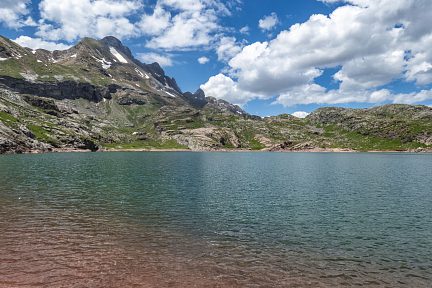 Lac d'Estaens en juin, vue 2