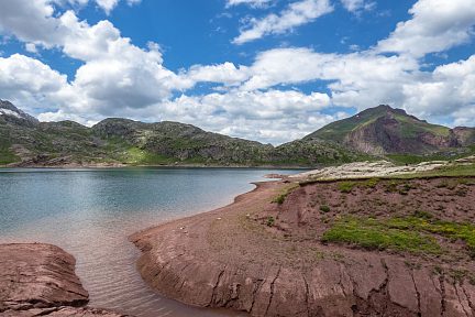 Lac d'Estaens en juin, vue 3