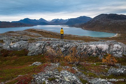Magnifique panorama sur la plage et les sommets de Norvège