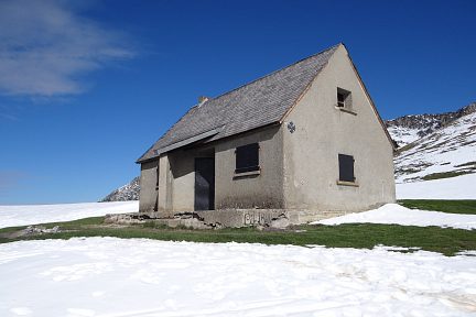 Devant la cabane de L'Escalette dans les Pyrénées
