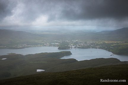 Portree sous la pluie depuis le sommet de Ben Tianavaig
