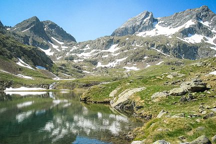 Au bord du lac d'Arratille en regardant vers le col du même nom