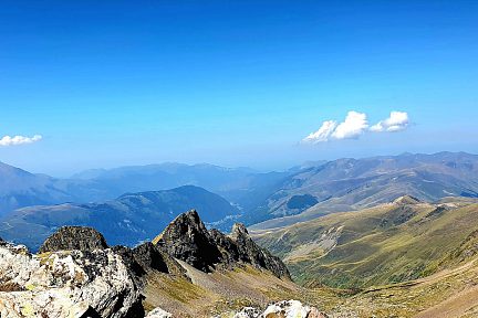 Panorama depuis la montée au pic de Hourgade dans les Pyrénées