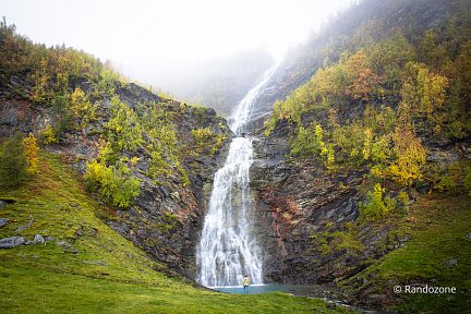 Au pied de la cascade Rottenvikfossen en Norvège