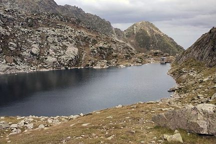 Lac de Lassiédouat dans les Pyrénées