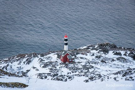 Phare de Lyngstuva et sa petite cabane en hiver