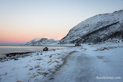 Le début de la randonnée est plat avec de la neige dure