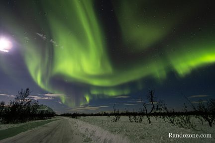 Aurore boréale en hiver dans les Alpes de Lyngen en Norvège