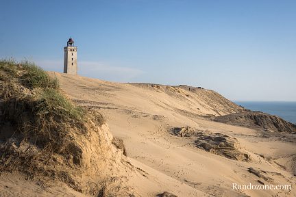 Découvrez ce superbe phare au milieu d'une dune qui plonge dans la mer