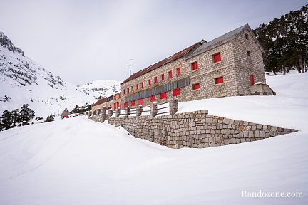 Devant le refuge du Marcadau bien avant sa rénovation