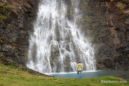 Devant la cascade Rottenvikfossen