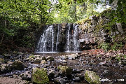 Au pied de la cascade de Lacessat en Aveyron