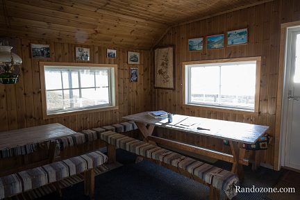 Les 2 grandes tables sur refuge Losjehytta dans les îles Vesteralen en Norvège