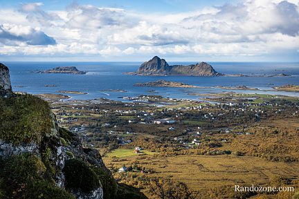 Panorama depuis le sommet au dessus du refuge de Losjehytta dans les îles Vesteralen