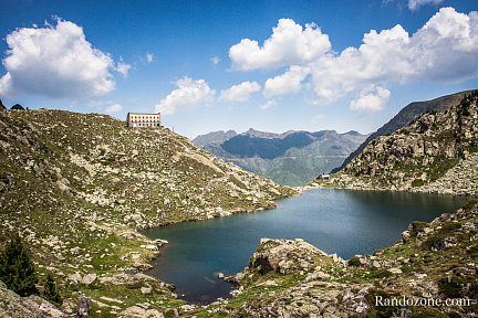 Refuge de la Glère et son lac