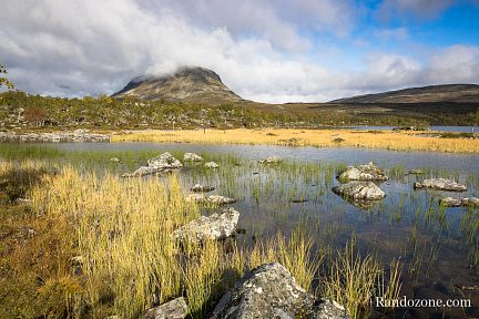Mont Saana et lac Tsahkaljärvi en Laponie finlandaise