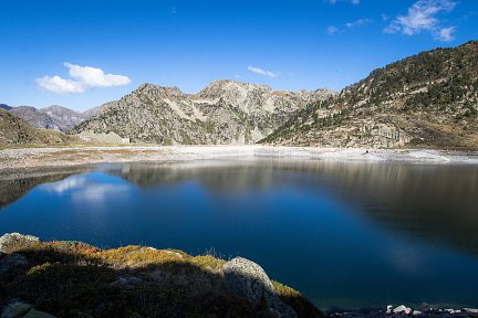 Lac Dets Coubous et le barrage qui parait petit sur cette photo