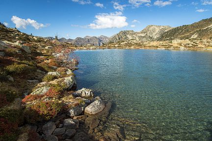 Paysage d'automne au lac Dets Coubous et au lac Blanc