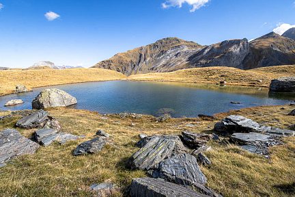 Petit lac du Cardal et ses rochers en vallée d'Ossoue