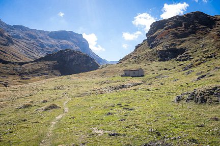 J'arrive assez rapidement à la cabane de Lourdes